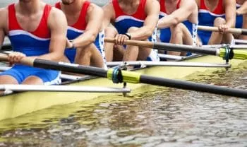 team showing their handle motion on water when racing